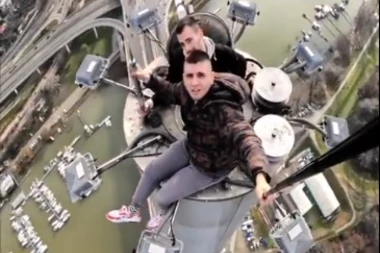 SNIMAK SA MOSTA NA ADI KOJI LEDI KRV U ŽILAMA! Pogledajte gde su se dvojica mladića popela i snimala! NE MANJKA IM HRABROST, ALI NI LUDOST! (VIDEO)