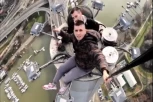 SNIMAK SA MOSTA NA ADI KOJI LEDI KRV U ŽILAMA! Pogledajte gde su se dvojica mladića popela i snimala! NE MANJKA IM HRABROST, ALI NI LUDOST! (VIDEO)