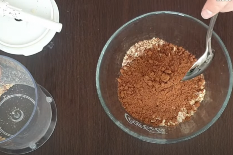 Mešanja lešnika i kakao praha