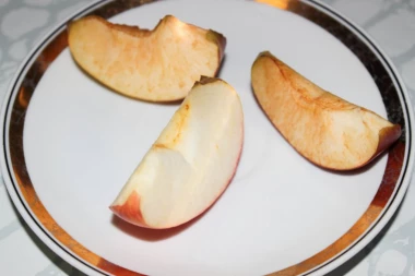 DA VAM JABUKE NE POTAMNE: Dva laka trika učiniće da kolač izgleda kao iz poslastičarnice