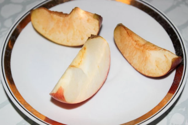 DA VAM JABUKE NE POTAMNE: Dva laka trika učiniće da kolač izgleda kao iz poslastičarnice