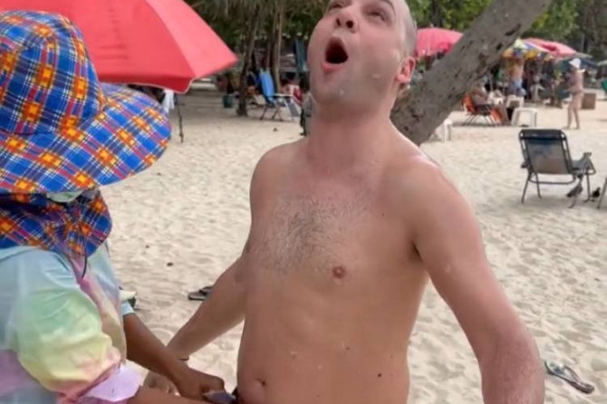 Tajlanđanka darku gurnula ruku u gaće