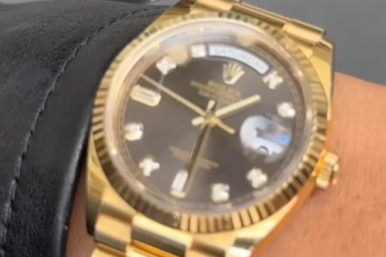 Roleks sat u zlatnoj boji