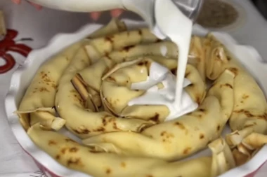 ZAPEČENE SLANE PALAČINKE SA ŠUNKOM I SIROM: Recept za sočno jelo koje svi vole