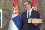 MISTERIJA JE REŠENA! Svi se pitaju šta je u kutijama koje je predsednik uručio pobednicima konkursa "Naša najlepša Srbija", sad su sve dileme OTKLONJENE!