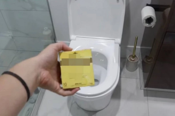 STAVILA JE DVE KESICE ČAJA U WC ŠOLJU A ONDA SE DESILO OVO: Od sada ćete samo ovako čistiti!