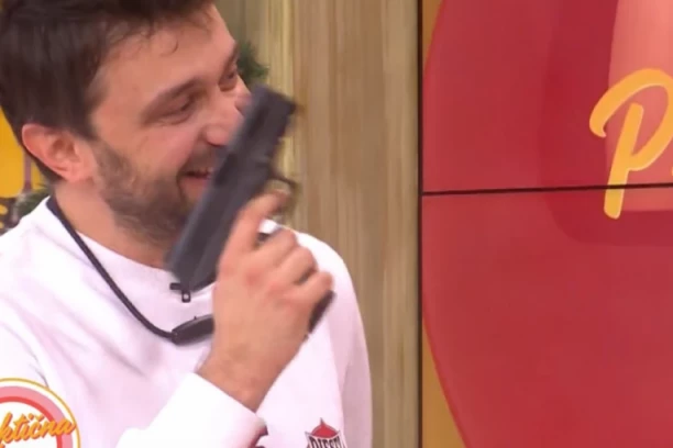 GLUMAC POTEGAO PIŠTOLJ U EMISIJI UŽIVO: Mlatarao vatrenim oružjem ispred voditeljke, nastao haos u studiju (FOTO)