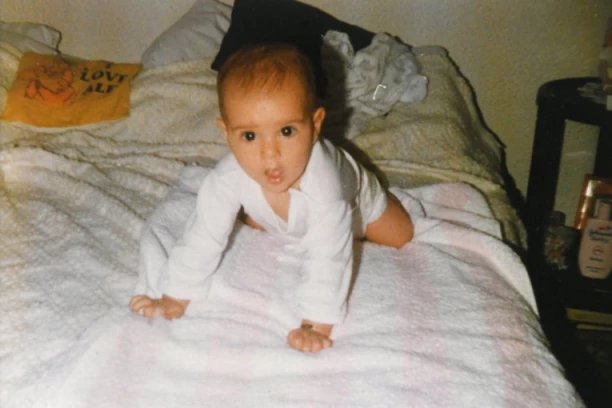 DA LI PREPOZNAJETE BIVŠU ZADRUGARKU? Sada je uspešna voditeljka koja mami uzdahe svojom lepotom, a evo kako je izgledala nekada! (FOTO)