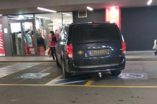 IMA DIPLOMATSKE TABLICE, PA MISLI DA MOŽE SVE! Sramota, zauzeo DVA parking mesta za osobe sa invaliditetom! (FOTO)