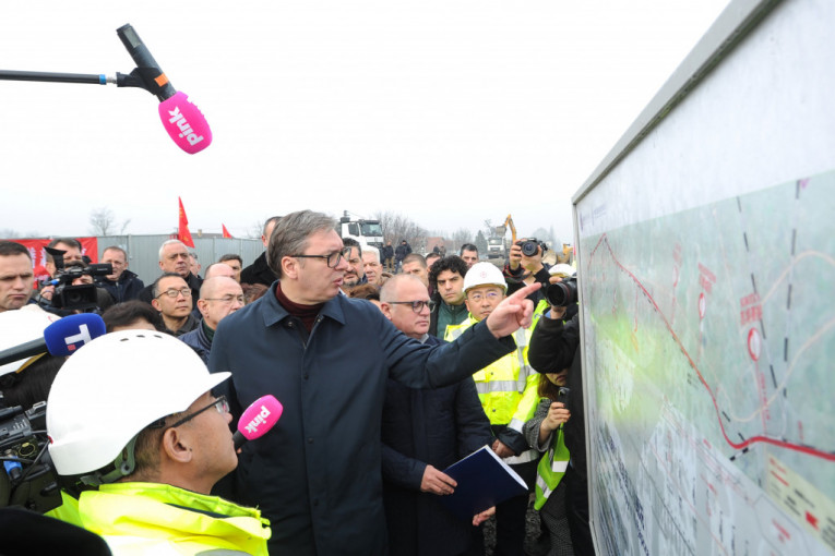 Vučić obilazi radove