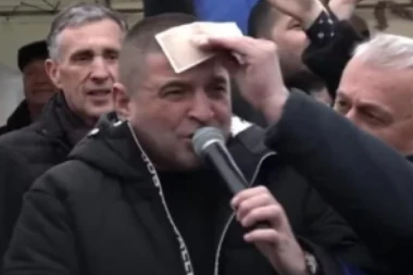 BAJA BAKŠIŠ DAO DEČAKU U PUBLICI! Kitili ga i LEPILI mu novac na čelio, on jednim potezom sve ostavio BEZ REČI! (FOTO)