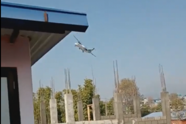 SNIMLJEN TRENUTAK TRAGEDIJE U NEPALU! Avion leteo tik iznad kuća! (VIDEO)