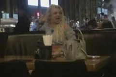 POMAHNITALA PEVAČICA VITLA NOŽEM PO RESTORANU I LAJE NA GOSTE? Hitno saopštenje PR tima - NIKOME NIJE PRETILA!