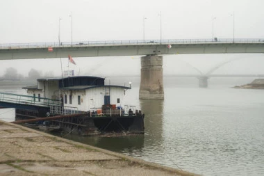 HAOS NA SAVI! KAPETAN BRODA IZAZVAO PRAVI KARAMBOL: Plovilo sa 6 tona peska se zabilo u kamp kućice - muškarcu koji je upravljao izmereno 2,5 promila alkohola u krvi