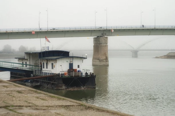 HAOS NA SAVI! KAPETAN BRODA IZAZVAO PRAVI KARAMBOL: Plovilo sa 6 tona peska se zabilo u kamp kućice - muškarcu koji je upravljao izmereno 2,5 promila alkohola u krvi