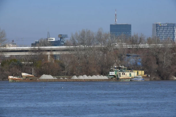 PRVE SLIKE BRODA KOJI SE ZAKUCAO U SPLAVOVE! Kapetan i mornar mrtvi pijani prevozili 6 tona peska! (FOTO)