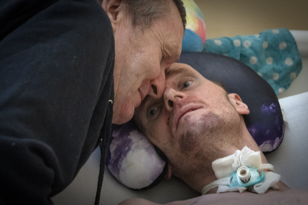 Ranjeni ukrajinski vojnik sa ocem