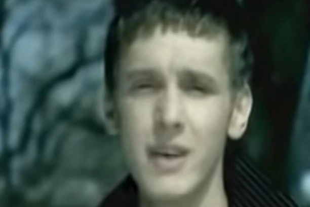 JEDNIM HITOM JE NAPRAVIO HAOS NA ESTRADI, PA JE NESTAO! Evo kako sada izgleda i šta radi pevač za kojim su LUDELE žene! (FOTO)