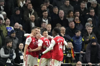 NEMA DILEME KO JE GAZDA SEVERNOG LONDONA: Od "pevaca" ostali samo dugmići, "tobdžije" ih raznele