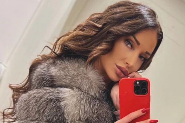 KAĆA ŽIVKOVIĆ OBJAVILA VRUĆI SNIMAK: Pevačica u miniću izazvala haos! (FOTO)