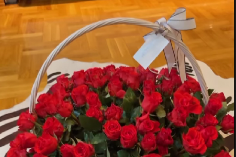 Milica Dabović dobila buket ruža