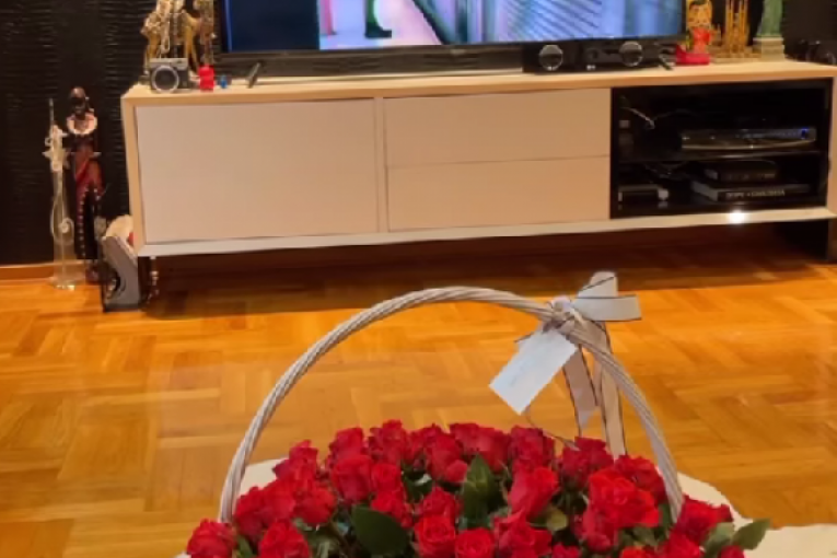 Milica Dabović dobila buket ruža