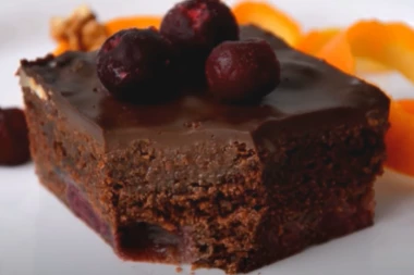 KOLAČ SA VIŠNJAMA I ČOKOLADOM: Nema jednostavnijeg recepta za ovakvo UŽIVANJE - sve objašnjeno korak po korak!