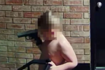 VIDI ŠTA IMAM! Dete u pelenama uperilo NAPUNJEN pištolj u komšiju, policija privela oca! (VIDEO)