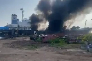 NAFTNI TANKER SE ZAPALIO, POGINULO 10 LJUDI! Katastofa na remontu, spasioci na licu mesta