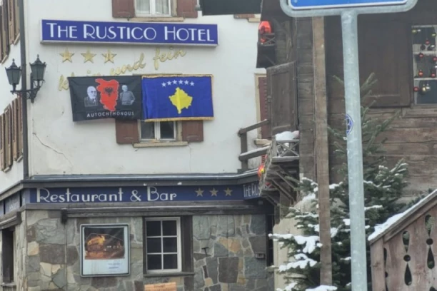 SKINUTE ZASTAVE TZV. KOSOVA I VELIKE ALBANIJE: Bile postavljene preko puta hotela u kom je Vučić smešten