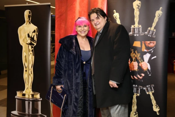 ZORICA BRUNCLIK DOBILA FANTASTIČNU NAGRADU ! Pevačica progovorila i o navodnoj svađi sa Anom Bekutom (VIDEO)