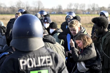 ISPRAVKA: Grete Tunberg je zaista privedena! (VIDEO)
