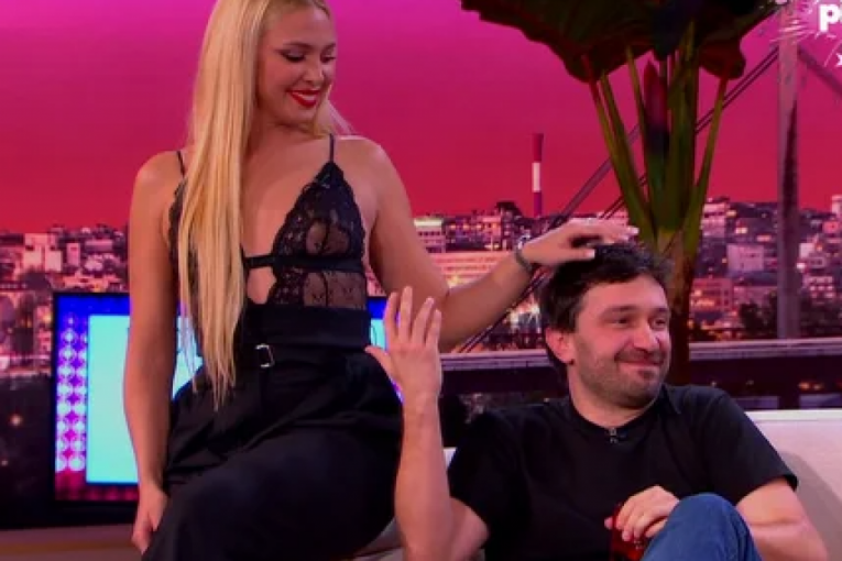 Milica Todorović pokazala grudi bez brushaltera Amidži šou