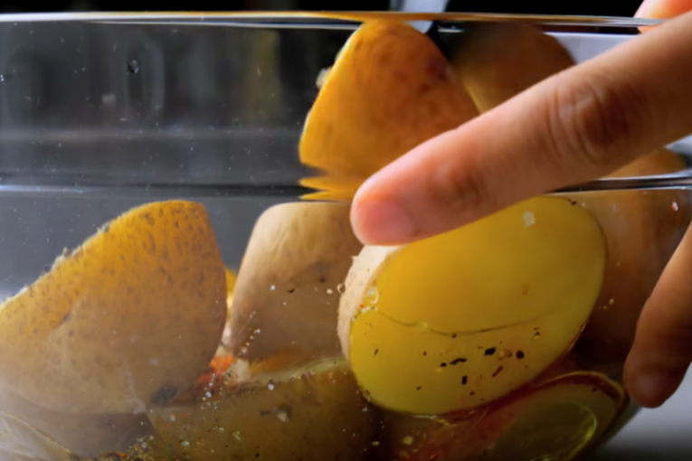 Mešanje ulja i krompira