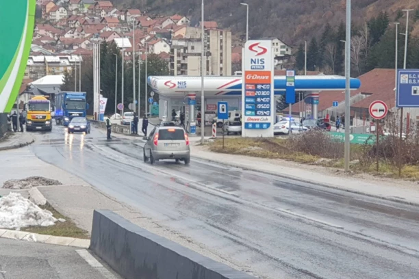 KATASTROFA KOD NOVE VAROŠI, CURI MAZUT IZ CISTERNE NA KOLOVOZ: Policija i vatrogasci-spasioci hitno izašli na lice mesta (FOTO)