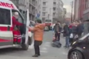 DRAMA U CENTRU BEOGRADA! Muškarcu pozlilo na Vračaru, munjevita reakcija Hitne pomoći! (VIDEO)