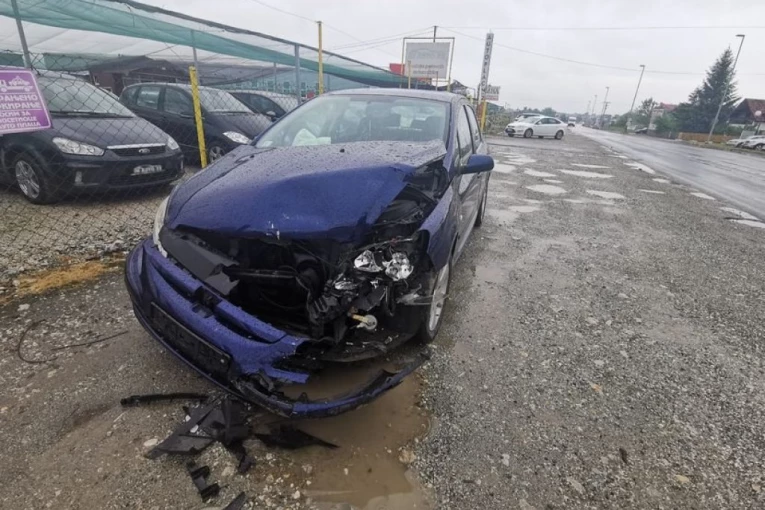 TEŠKA SAOBRAĆAJNA NESREĆA KOD MOJSINJA! Vozač teretnjaka nije stigao da zakoči, šleper se ZAKUCAO u pikap!