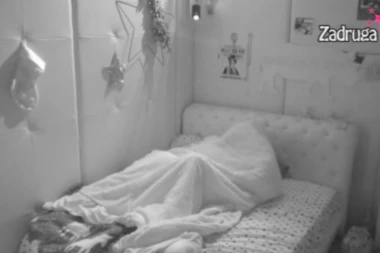 MAJA I CAR SE ZAIGRALI U KREVETU! Aleks zbog NJIHOVE AKCIJE nije mogla oka da sklopi , a onda joj je Zvezdan vratio osmeh na lice (VIDEO)