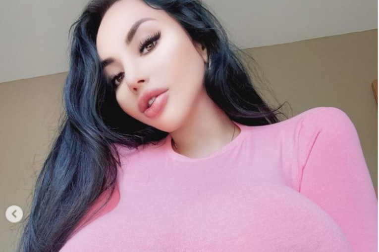 Anastasija u providnoj majici