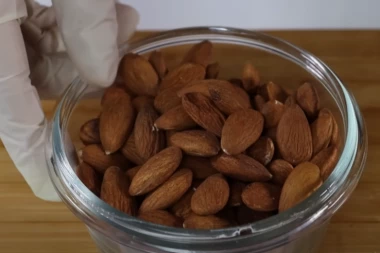 OPADANJE, PERUTANJE I LOMLJENJE KOSE – SVE SE REŠAVA JEDNOSTAVNO: Prirodno ulje pravo je čudo!