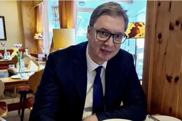 VUČIĆ OBJAVIO KAKO PROVODI VREME IZMEĐU SASTANAKA U DAVOSU: Predsednik podelio fotografiju sa kratke pauze - "Ovde je -11, tako da..." (FOTO)