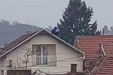 DRAMA U LESKOVCU! TINEJDŽER PRETI DA ĆE DA SKOČI S KROVA KUĆE: Maloletnik (15) već dva sata na samoj ivici - policija pregovara sa njim, on im šalje poljupce (VIDEO)