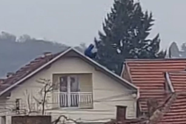 DRAMA U LESKOVCU! TINEJDŽER PRETI DA ĆE DA SKOČI S KROVA KUĆE: Maloletnik (15) već dva sata na samoj ivici - policija pregovara sa njim, on im šalje poljupce (VIDEO)