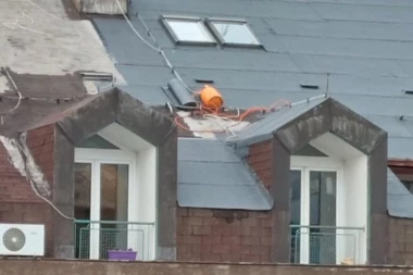 ŠOKANTAN PRIZOR NA BANOVOM BRDU! Na krovu osmospratnice "stoji" plinska boca - Beogradađani NE MOGU DA VERUJU (FOTO)