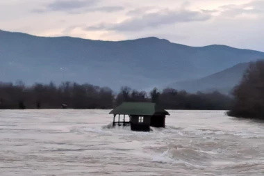 KUĆICA NA DRINI JEDVA SE DRŽI PO NALETIMA NABUJALE REKE: Svi se nadaju da će simbol Bajine Bašte ponovo preživeti (FOTO)