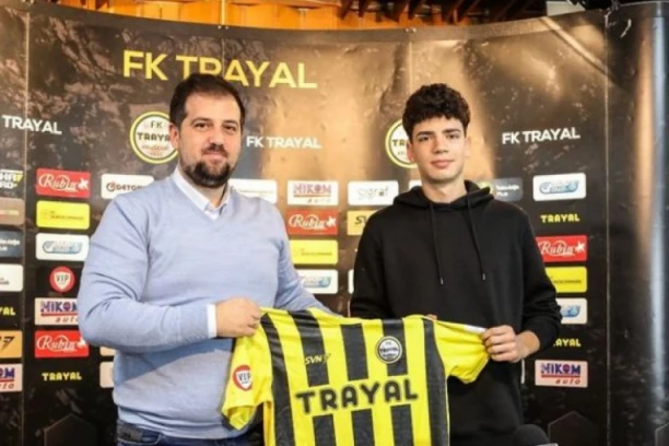 MISLI SE I NA BUDUĆNOST: Supertalentovani fudbaler parafirao svoj prvi profesionalni ugovor! (FOTO GALERIJA, VIDEO)