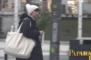 KONSTRAKTA UHVAĆENA BEZ TRUNKE ŠMINKE! Šeta prestonicom i jede pecivo! (FOTO)