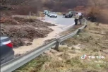 HAOS KOD NOVOG PAZARA: Brdo se obrušilo na magistralu zbog poplave (VIDEO)
