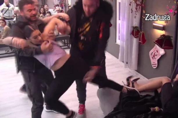 BUKTI RAT CAREVIH KONKUBINA: Maja pljunula Milicu, ona odmah skočila na nju da je PREBIJE! (VIDEO)