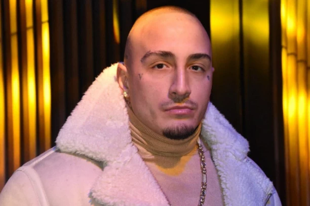 BRAT VUKA MOBA IMAO SAOBRAĆAJKU: Uleteo u kafić, poznato njegovo stanje!